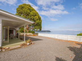 Lake Edge Cottage - Waitahanui Holiday Home